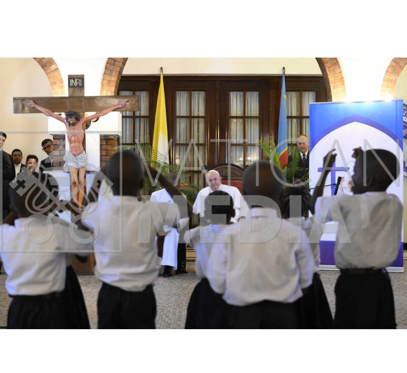 Alumnos del Pere Fosbery cantaron y bailaron frente al Papa