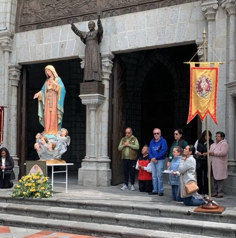 Fasta Quito en oración por su país y el Consejo Plenario