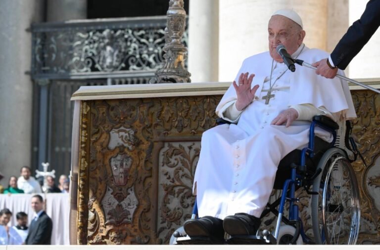 “Feliz domingo y gracias a todos”: el papa Francisco apareció por sorpresa en la Plaza de San Pedro