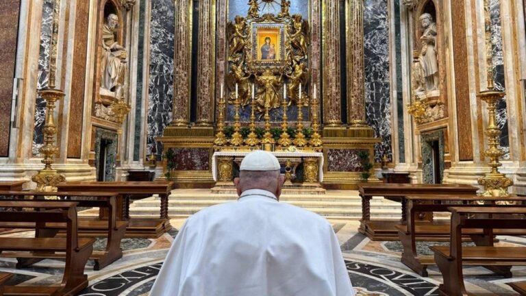 Hoy sábado: El Papa en oración en la Basílica Santa María la Mayor