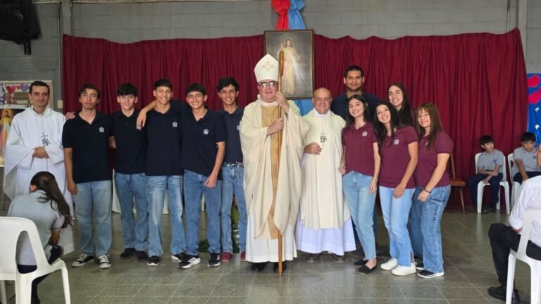 San Francisco: el Obispo participó con el Colegio de la fiesta de la Divina Misericordia