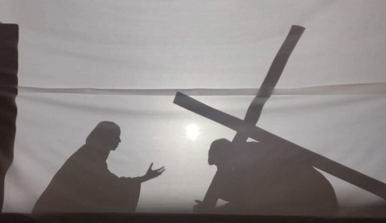 Conmovedor Vía Crucis de los jóvenes del Ruca Tucun