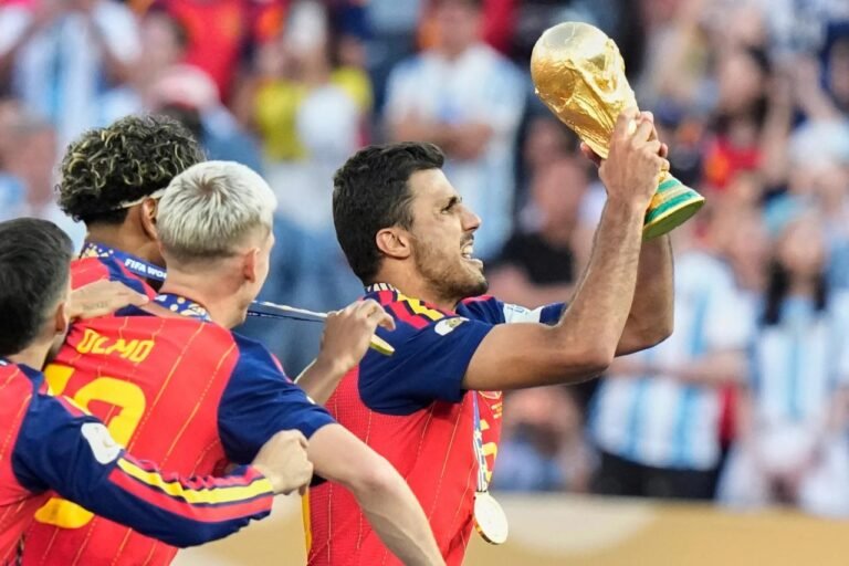‘¡Gracias a Dios siempre!’ Los campeones españoles alaban a Dios tras la victoria en el Mundial.