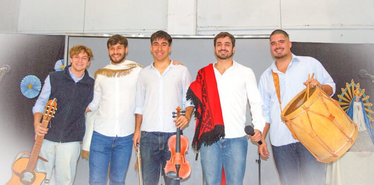«Los Costeros»: Guitarra, amistad miliciana y folklore tradicional en Mar del Plata