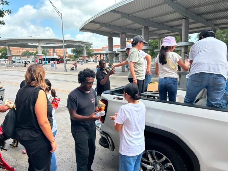 “Ven y seamos las manos y el corazón de Cristo”: Los GOF de San Antonio llevan esperanza al centro de la ciudad