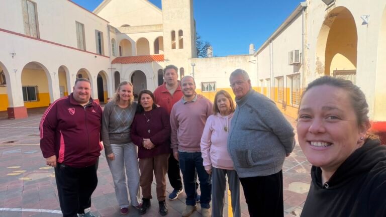 Larisa Kern visita la comunidad de Lobos