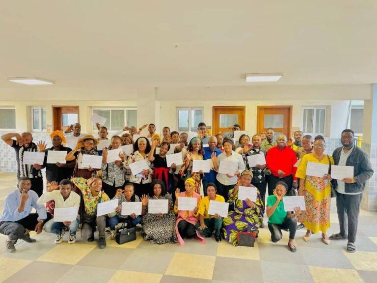 «Aprender haciendo»: culminó con éxito la capacitación docente en el Colegio Père Fosbery de Kinshasa