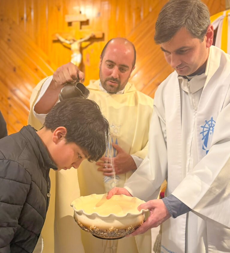 La Gracia florece en la comunidad: bautismo y confirmación en la Capilla de Lourdes