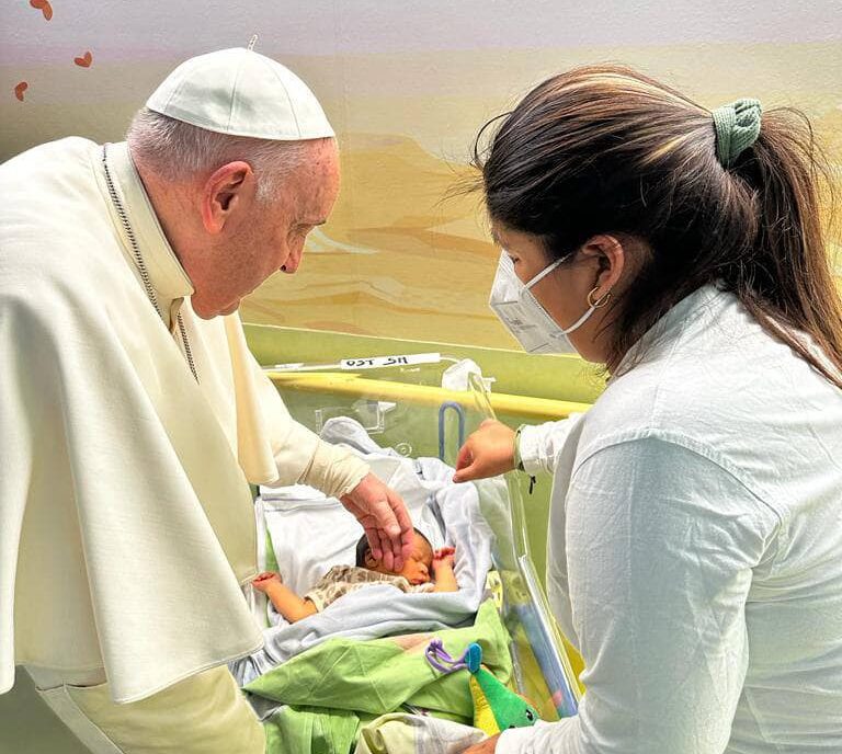 El papa Francisco bautizó a niños en el Hospital Gemelli
