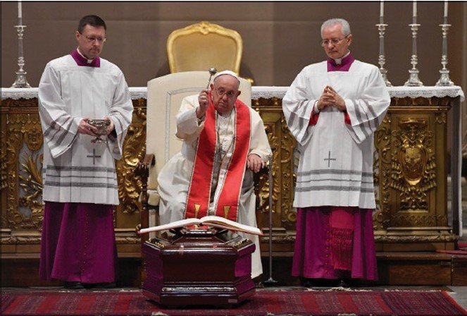 Papa Francesco alla fine delle esequie del card. Renato Raffaele Martino 30.10.24