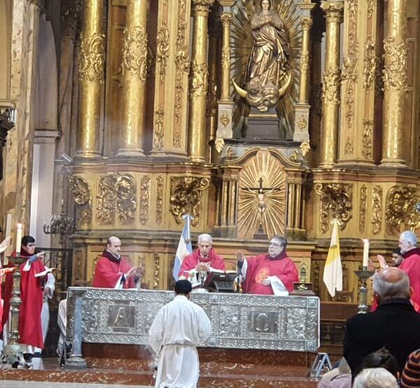 Sacerdotes, seminaristas y catherinas participaron de la misa por el día del Pontífice