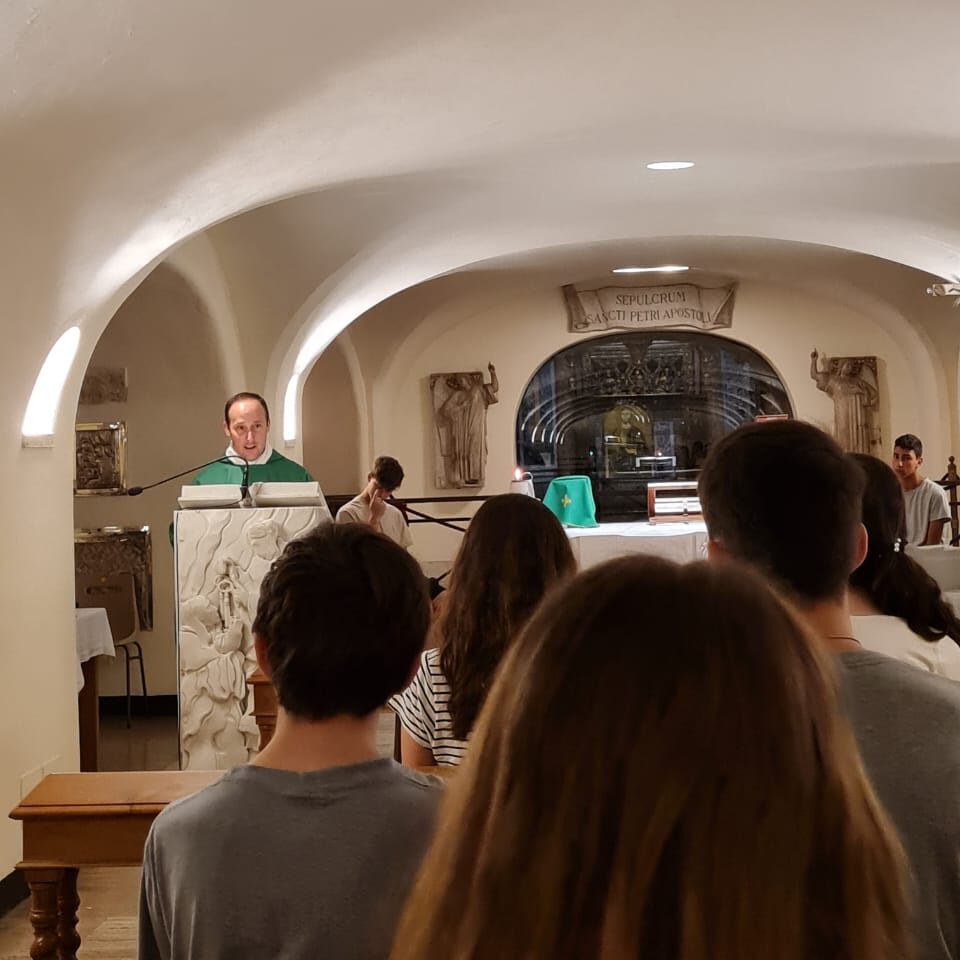 El padre Lisandro celebró misa en San Pedro para alumnos de la Red Educativa