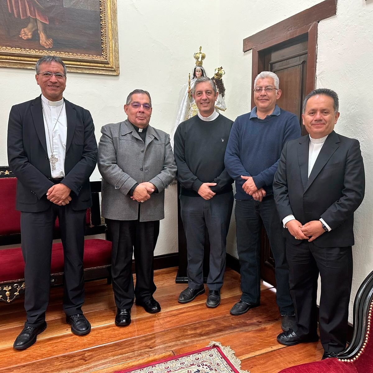 El arzobispo de Quito recibió al padre Sebastián Vallejo y a Lincoln Peñaherrera
