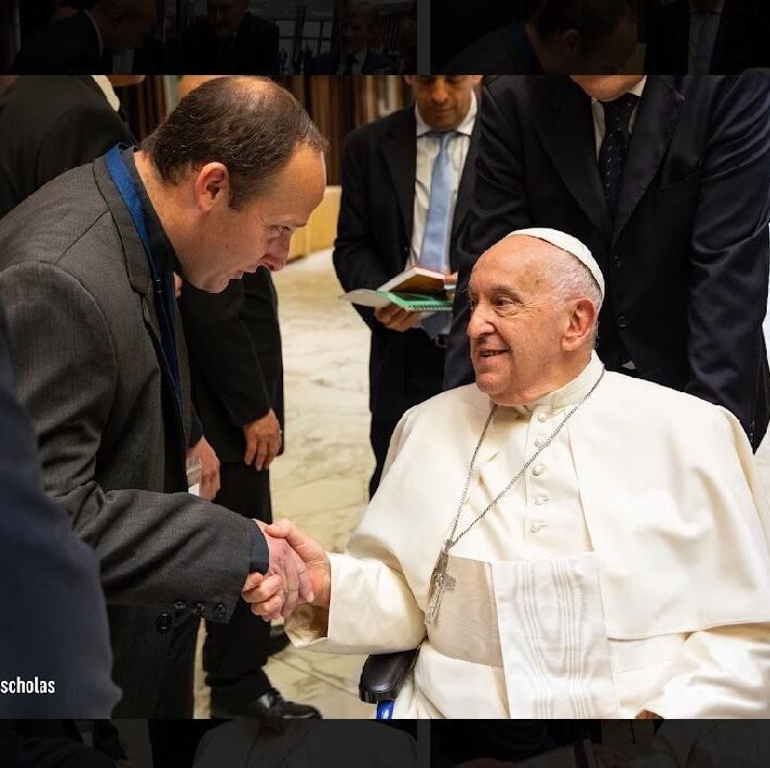 El padre Lisandro junto al Papa en el «Encuentro Internacional del Sentido»