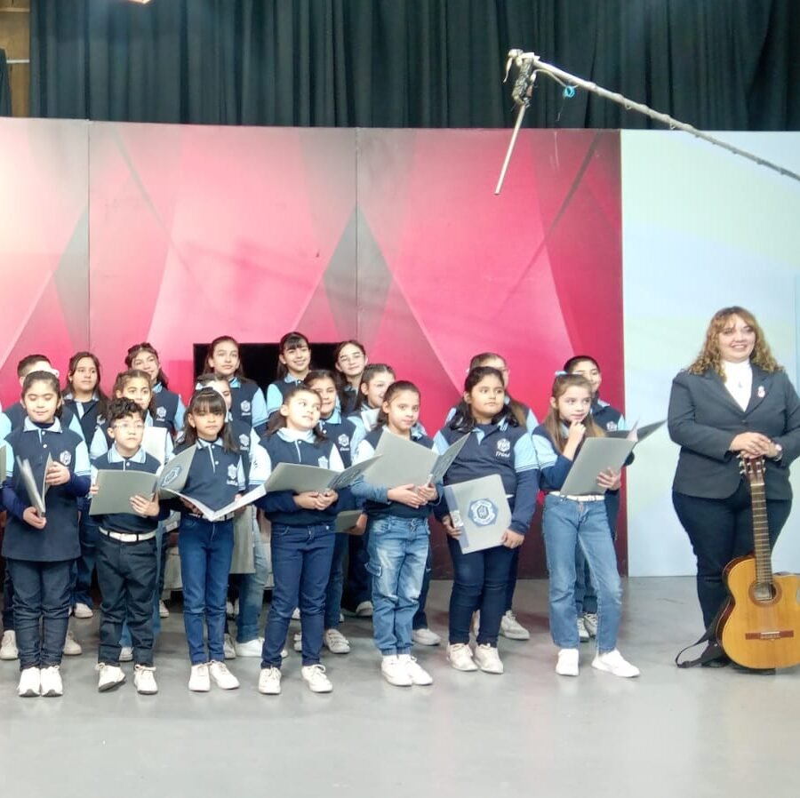 Tucumán: conmovedora participación del coro de niños del colegio Reina de la Paz en la misa por televisión