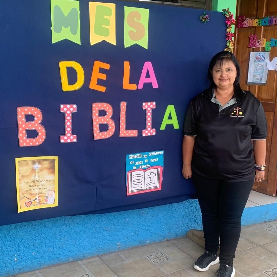 Costa Rica: miliciana da inicio al Mes de la Biblia, video