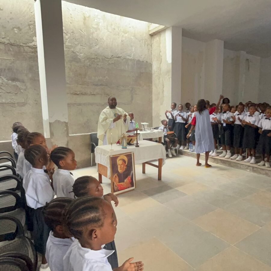 Kinshasa: el padre Reneidi celebró misa por Santo Tomás de Aquino, video