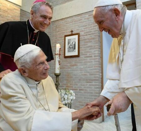 El Papa pidió que oremos por Benedicto XVI que está muy enfermo