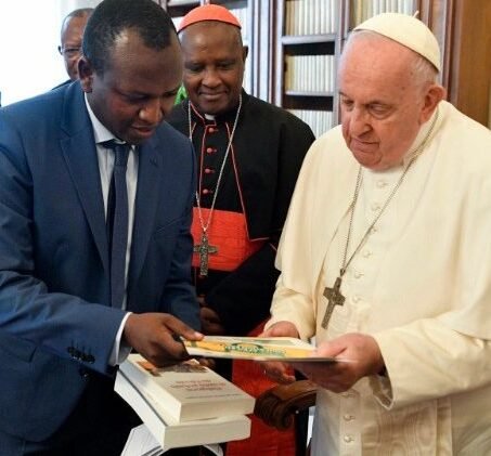 África, el Papa: Invertir las mejores energías en educar a los jóvenes