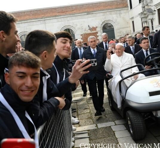 El Papa a los jóvenes en Venecia: «pinten las calles de la vida con el Evangelio»