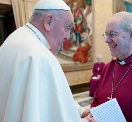 El Papa invita a los anglicanos a debatir sobre el primado papal