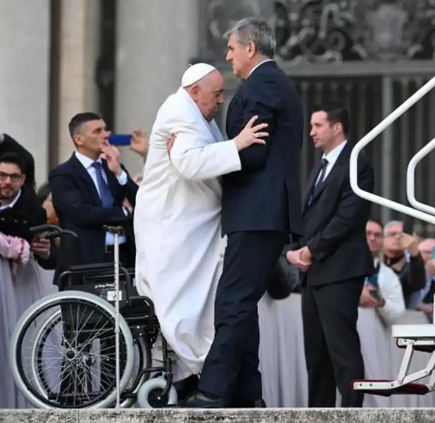 Los achaques de salud juegan dos malas pasadas al Papa en la audiencia general de hoy